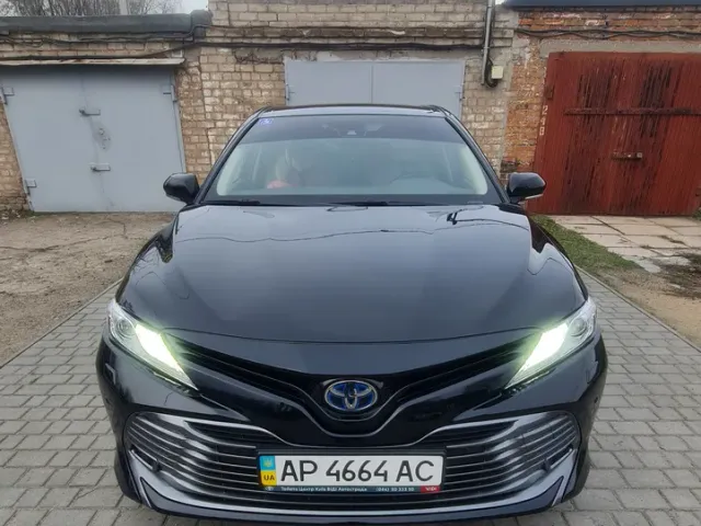 Toyota Camry - фото 1