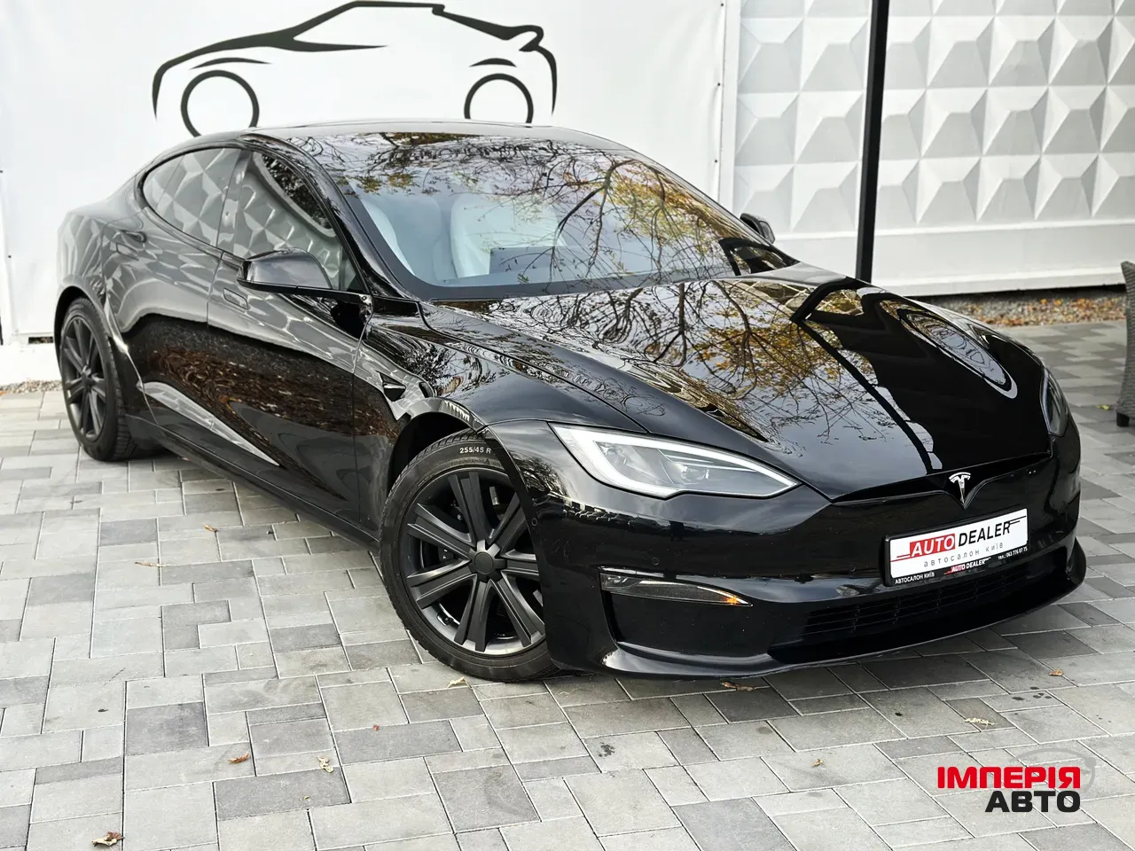 Tesla Model S - фото 1