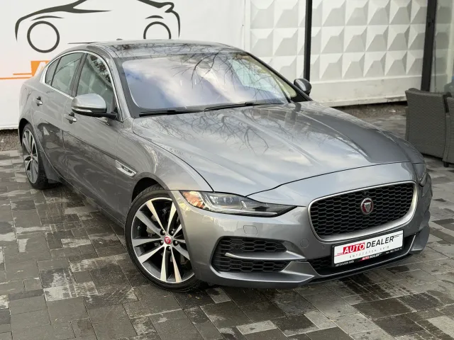 Jaguar XE - фото 1