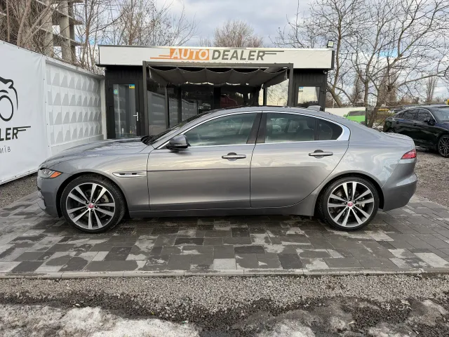 Jaguar XE - фото 5