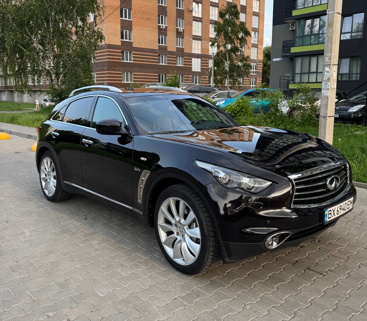 Infiniti QX70 - фото 1