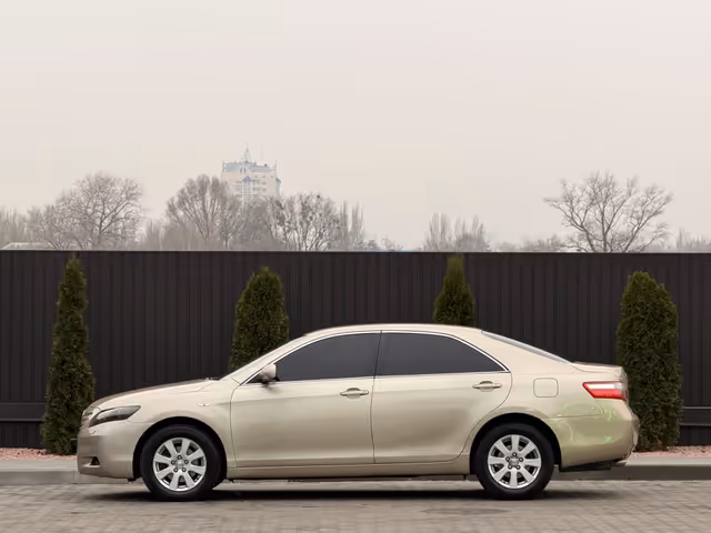 Toyota Camry - фото 4