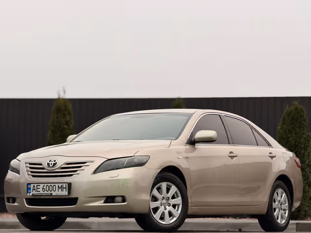 Toyota Camry - фото 1