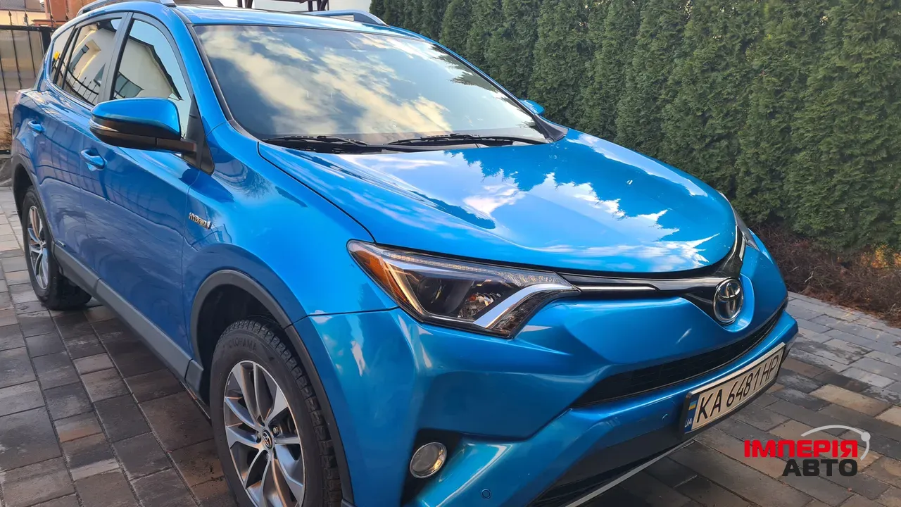 Toyota RAV4 - фото 1
