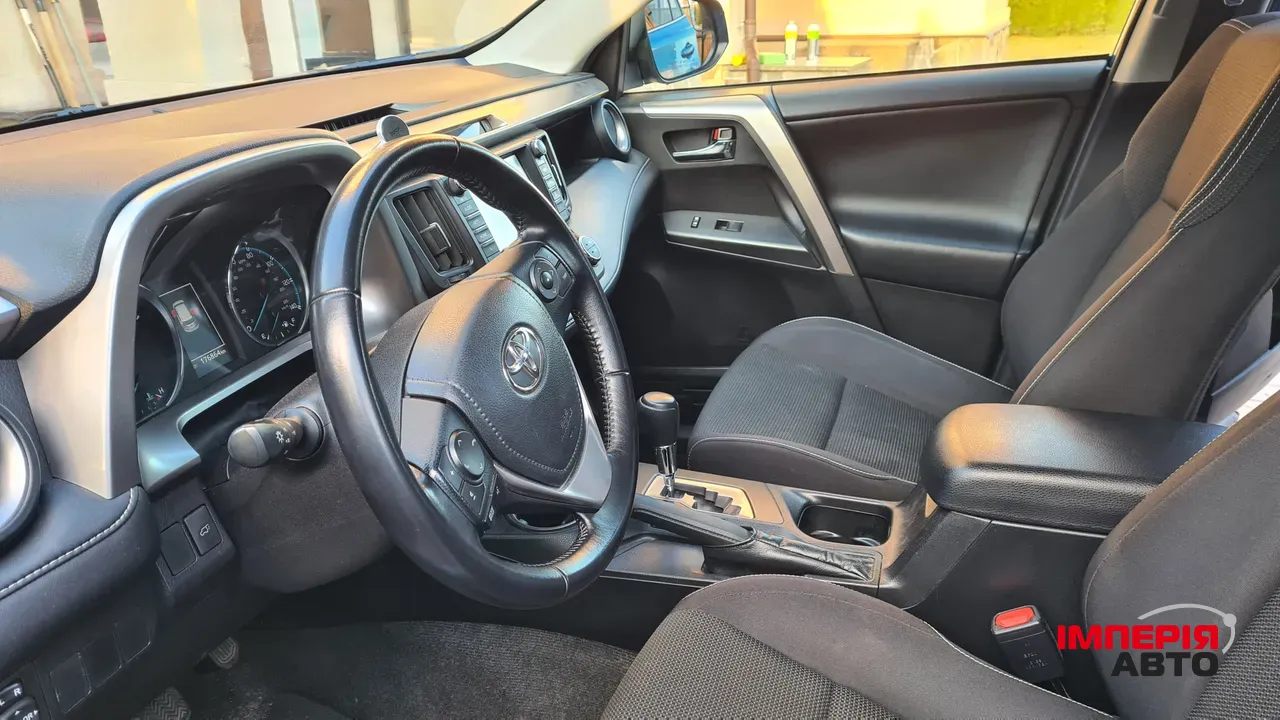 Toyota RAV4 - фото 8