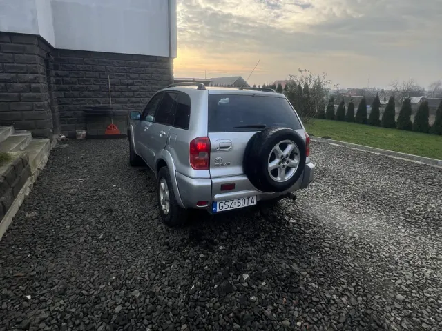 Toyota RAV4 - фото 4