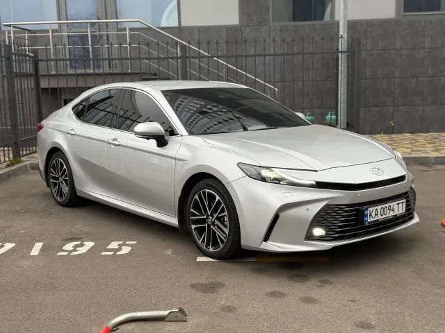 Toyota Camry - фото 1