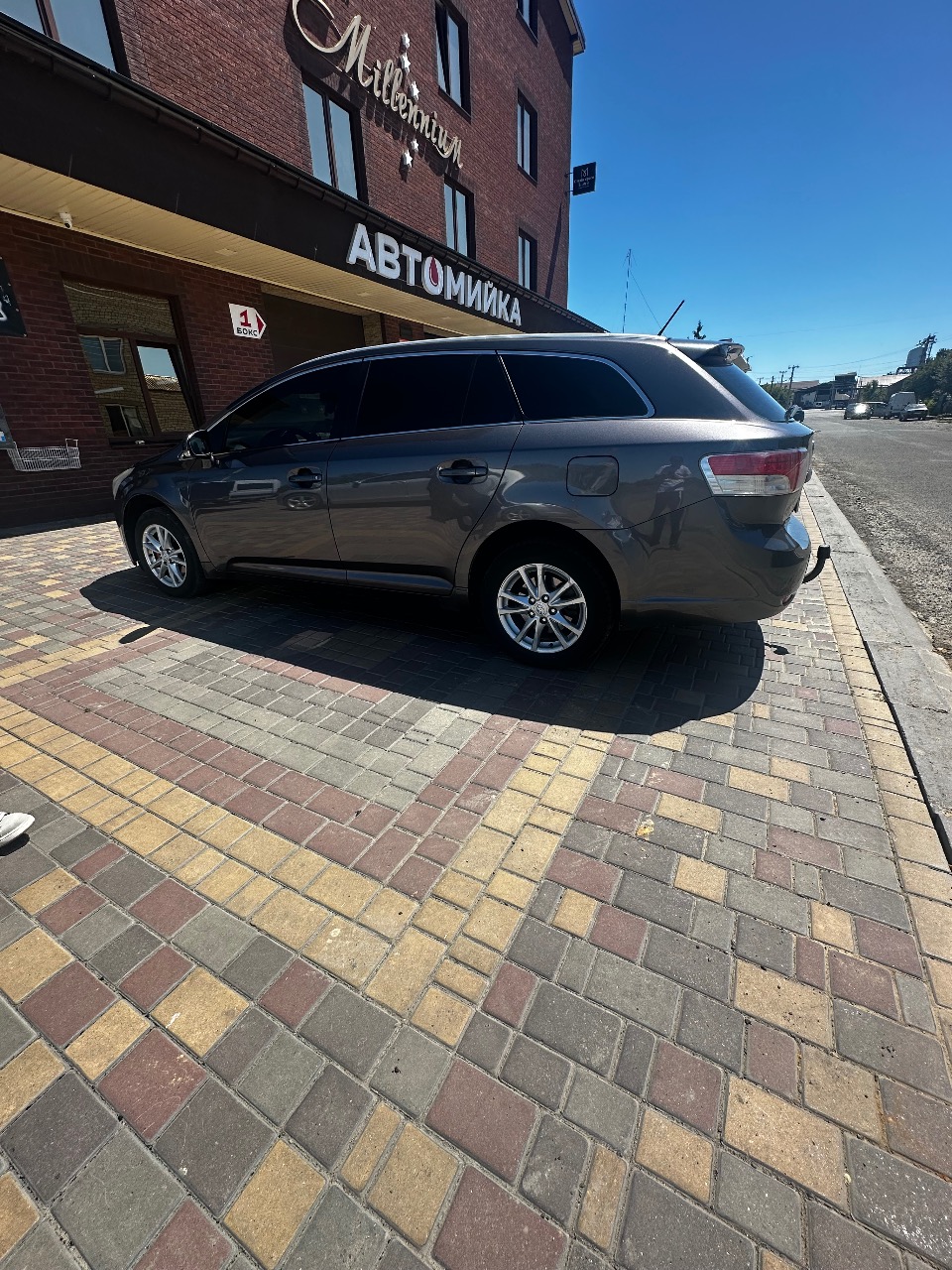 Toyota Avensis - фото 6