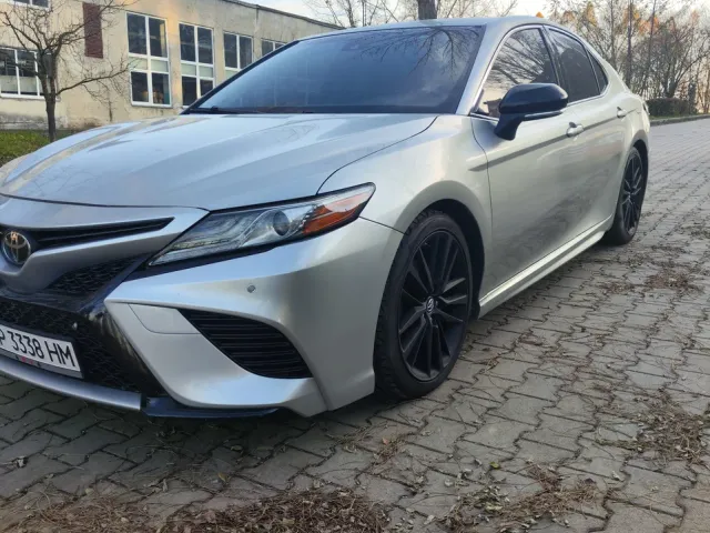 Toyota Camry - фото 1