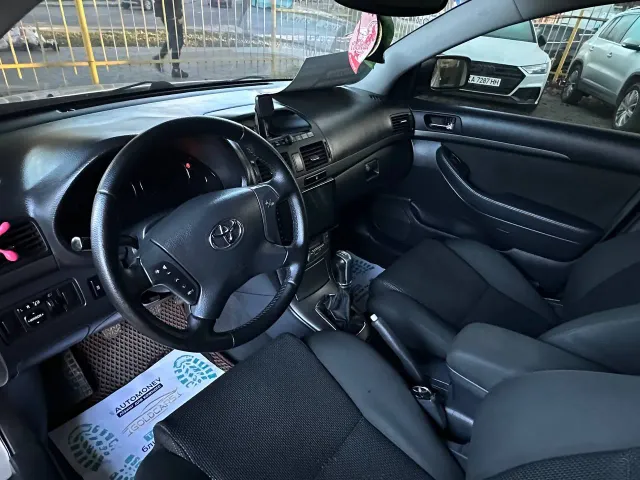 Toyota Avensis - фото 4