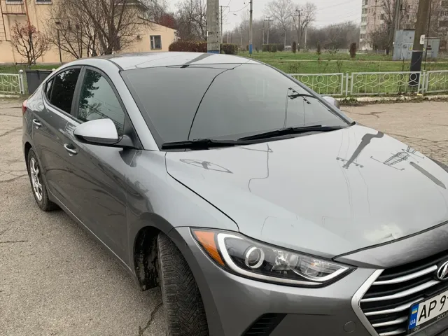 Hyundai Elantra - фото 1