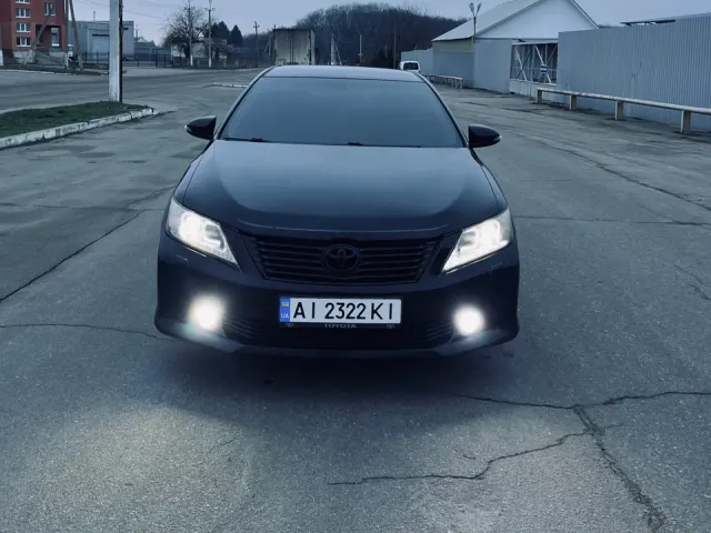 Toyota Camry - фото 1