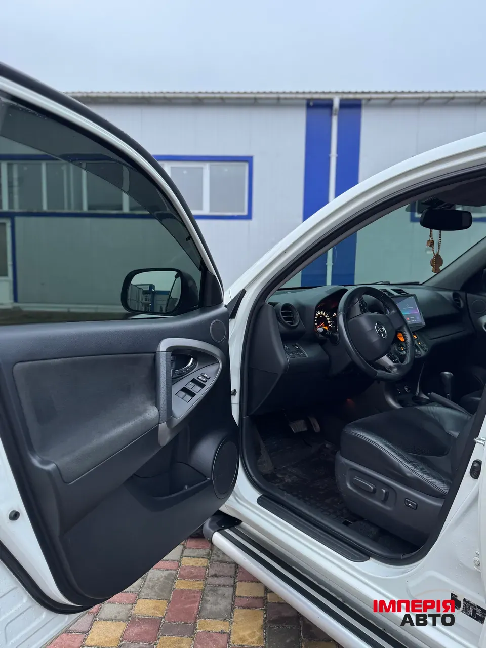 Toyota RAV4 - фото 7