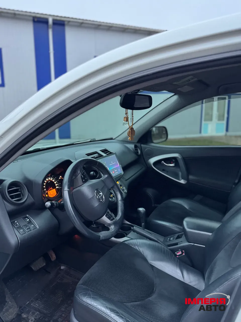 Toyota RAV4 - фото 8