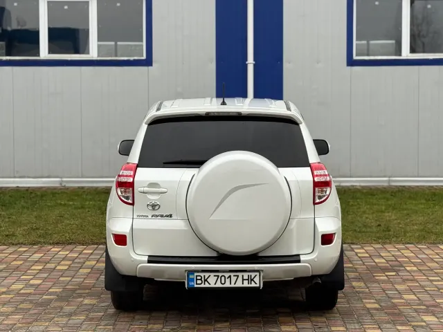 Toyota RAV4 - фото 5