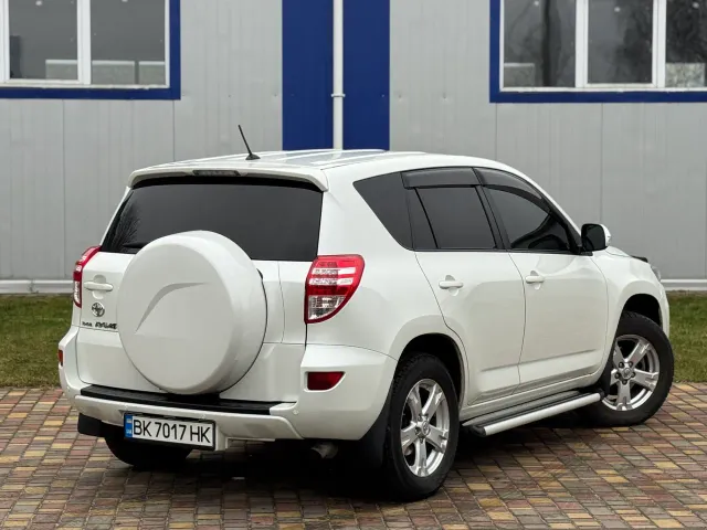Toyota RAV4 - фото 4