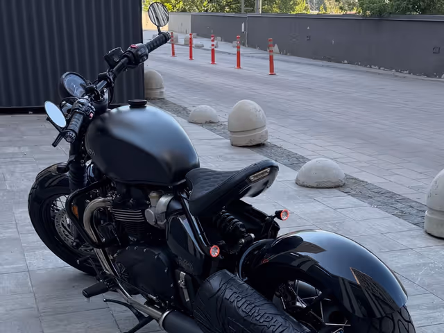 Triumph Bonneville Bobber - зображення 2
