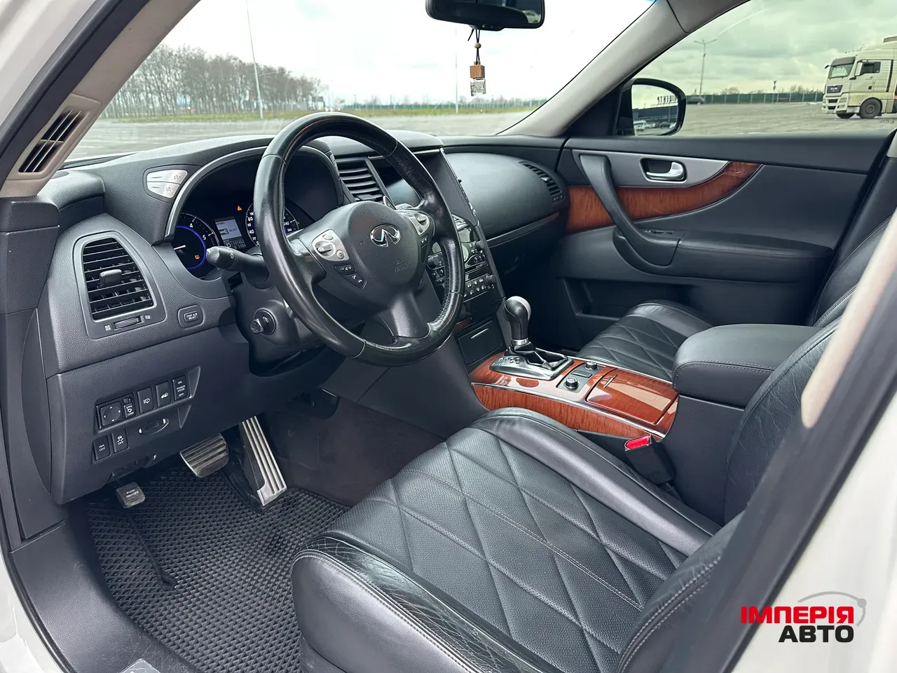 Infiniti FX - фото 7