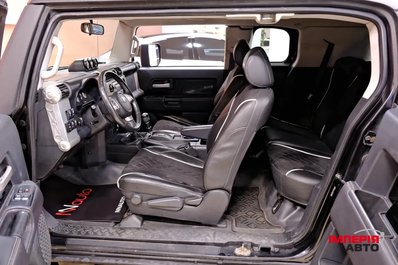 Toyota FJ Cruiser - фото 8