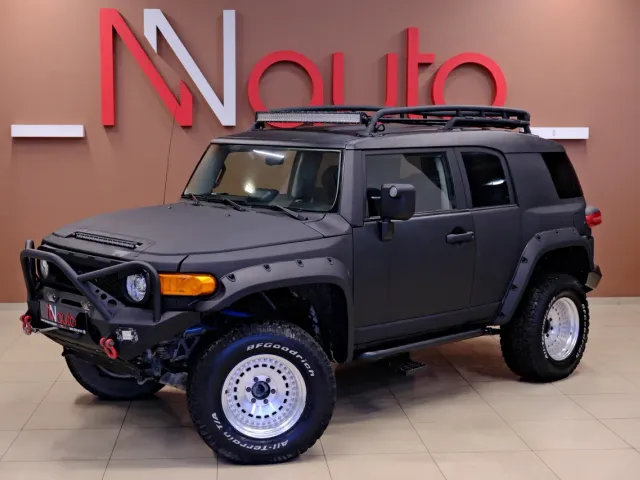 Toyota FJ Cruiser - фото 1