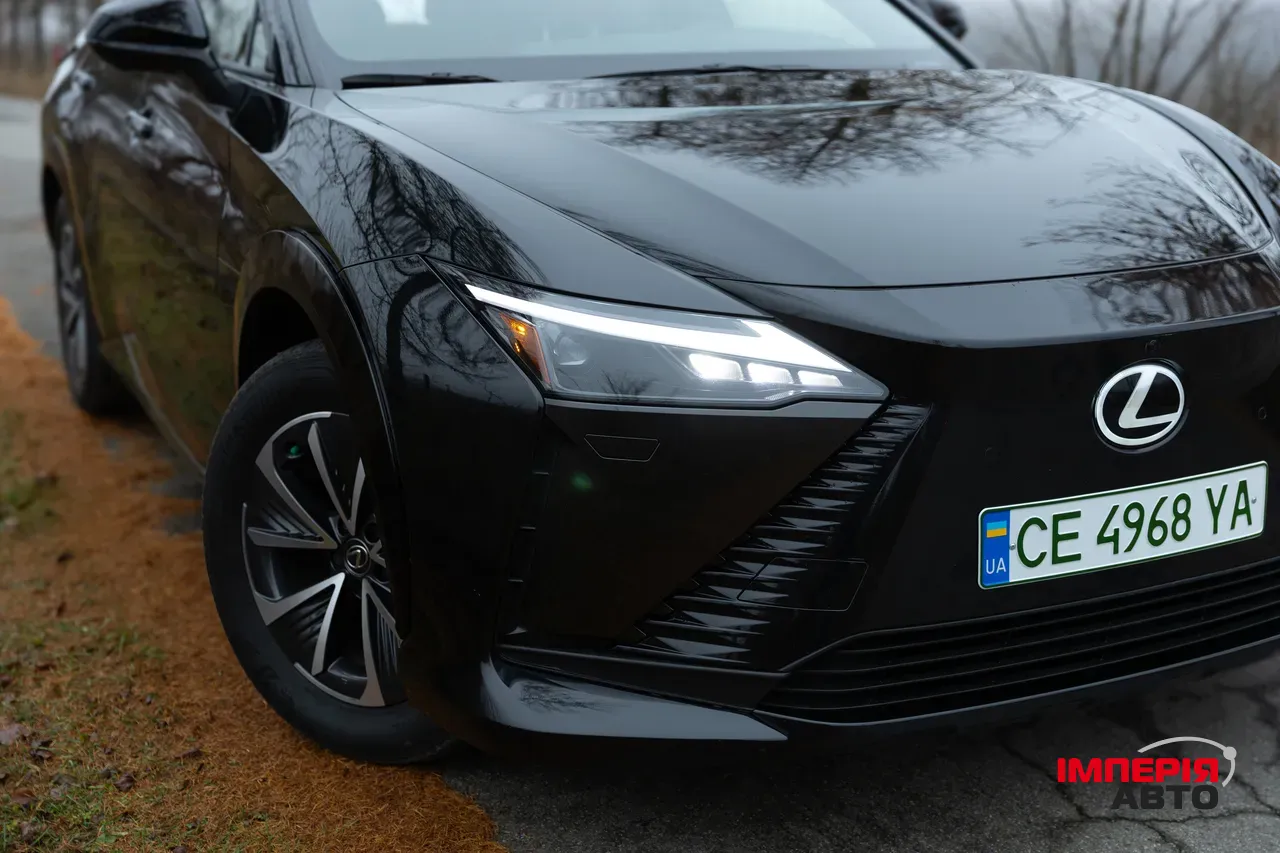 Lexus RZ - фото 1
