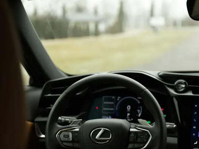 Lexus RZ - фото 2