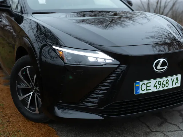 Lexus RZ - фото 1