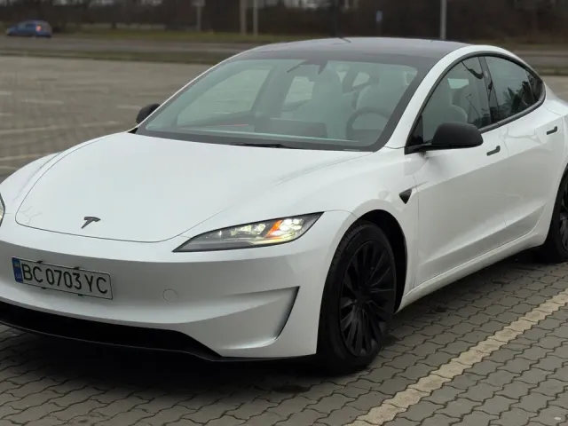 Tesla Model 3 - фото 1