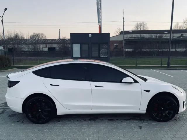 Tesla Model 3 - фото 4