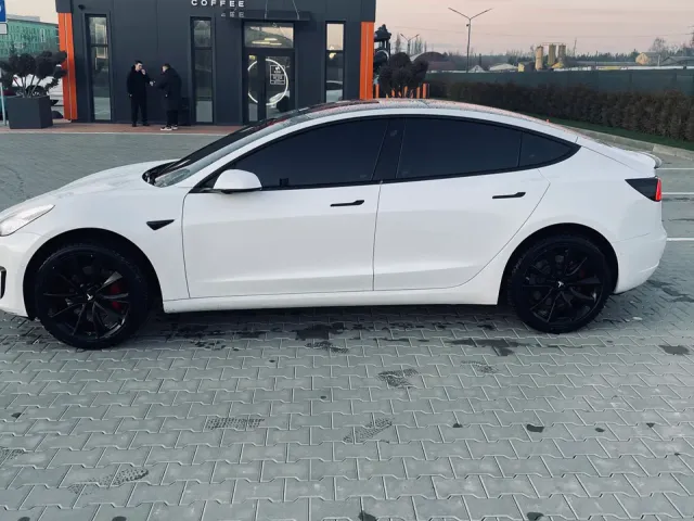 Tesla Model 3 - фото 2