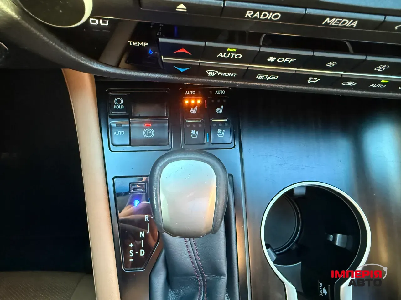 Lexus RX - фото 30