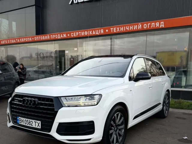 Audi Q7 - фото 1