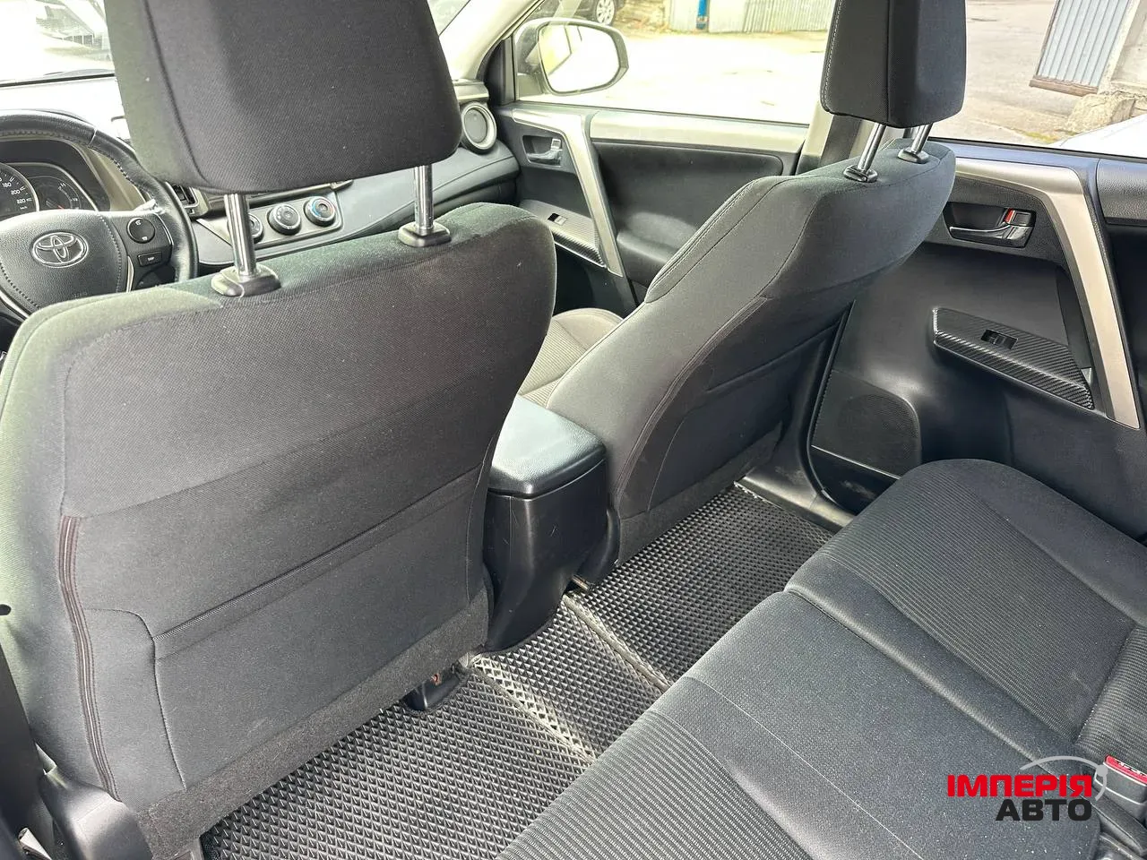 Toyota RAV4 - фото 12