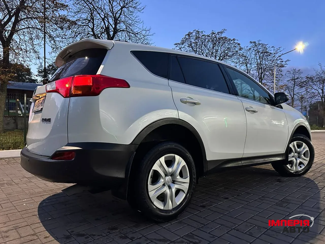 Toyota RAV4 - фото 2