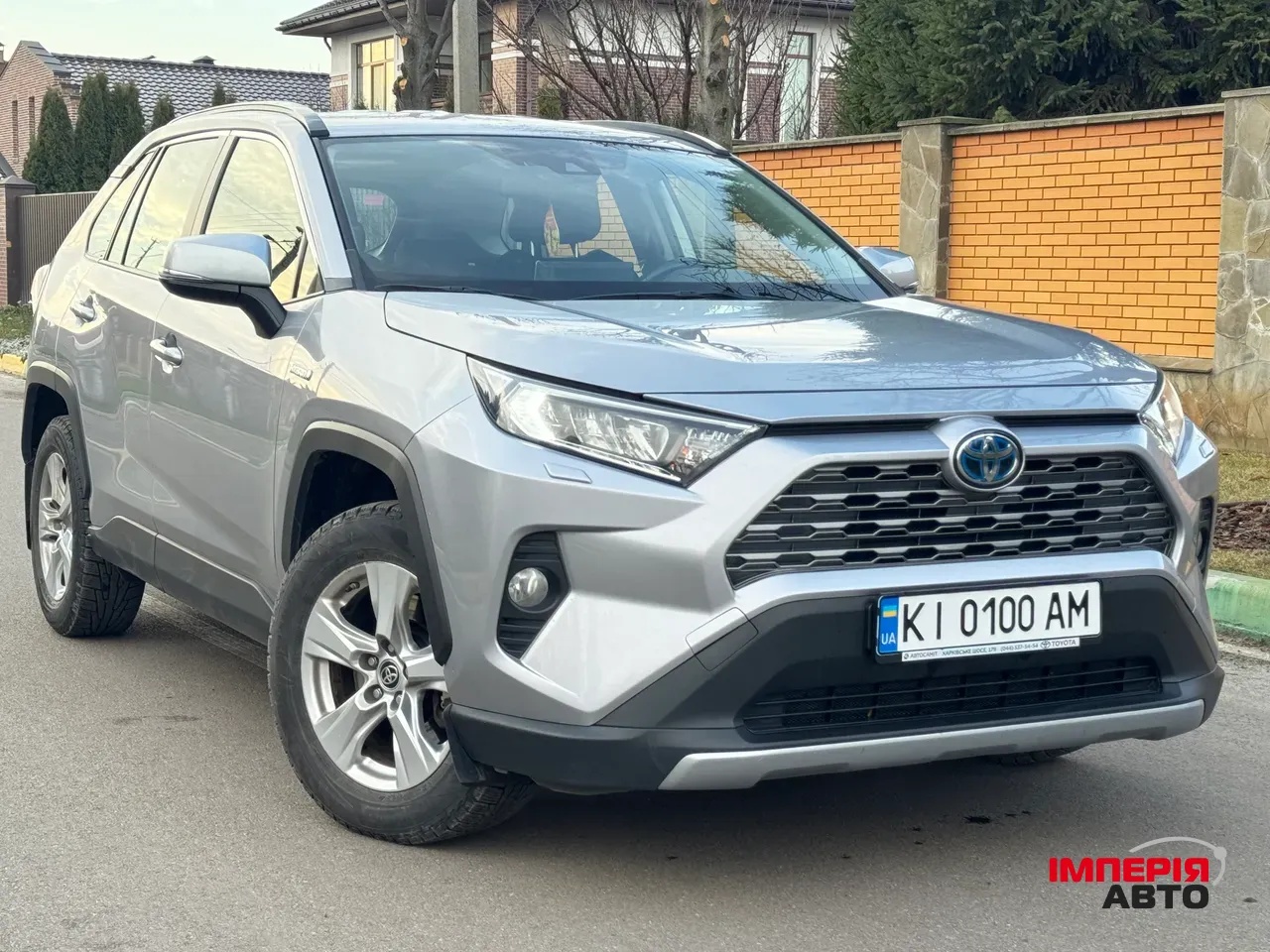 Toyota RAV4 - фото 1