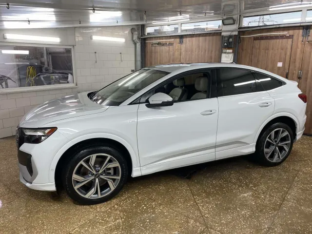 Audi Q4 e-tron - фото 1