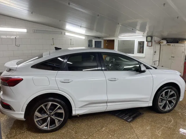 Audi Q4 e-tron - фото 2