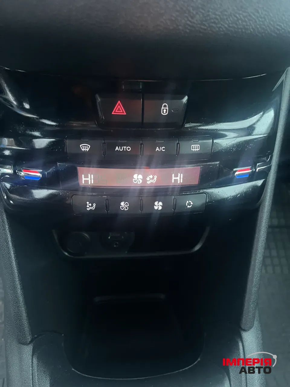 Peugeot 208 - фото 11