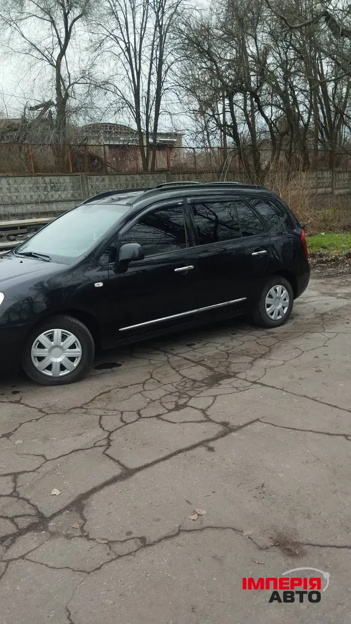 Kia Carens - фото 1