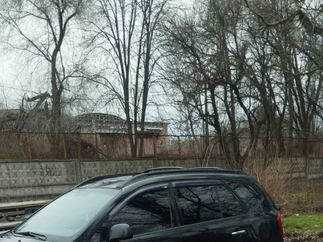 Kia Carens - фото 1