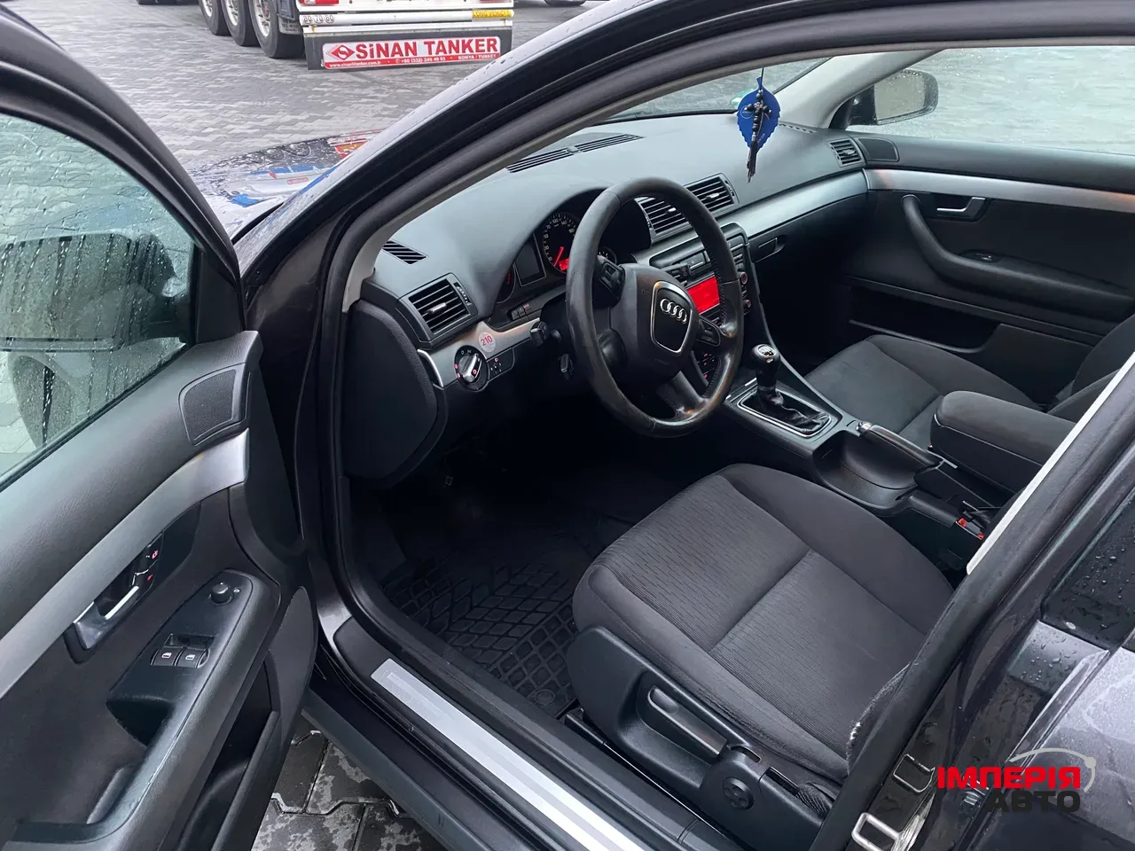 Audi A4 - фото 25