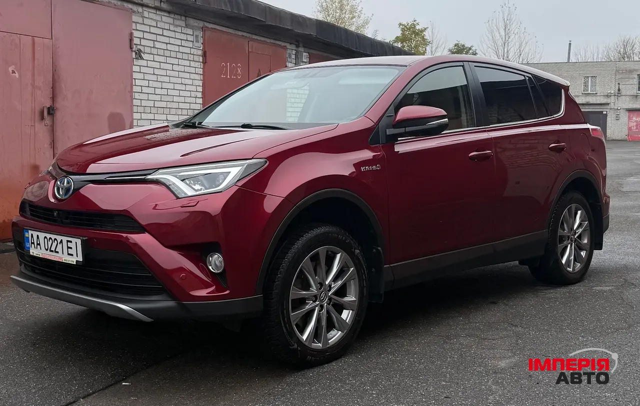 Toyota RAV4 - фото 1