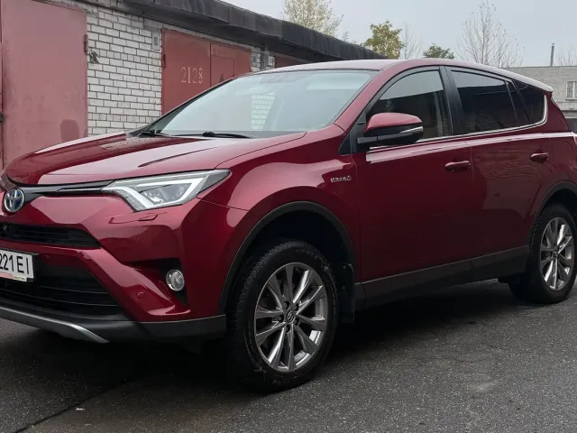 Toyota RAV4 - фото 1
