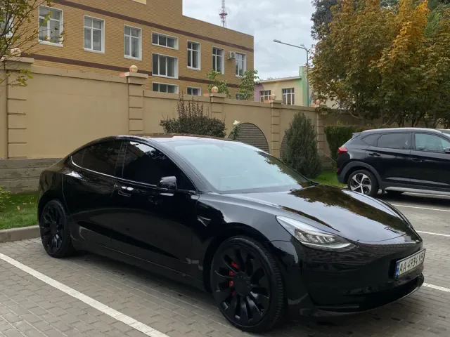 Tesla Model 3 - фото 1