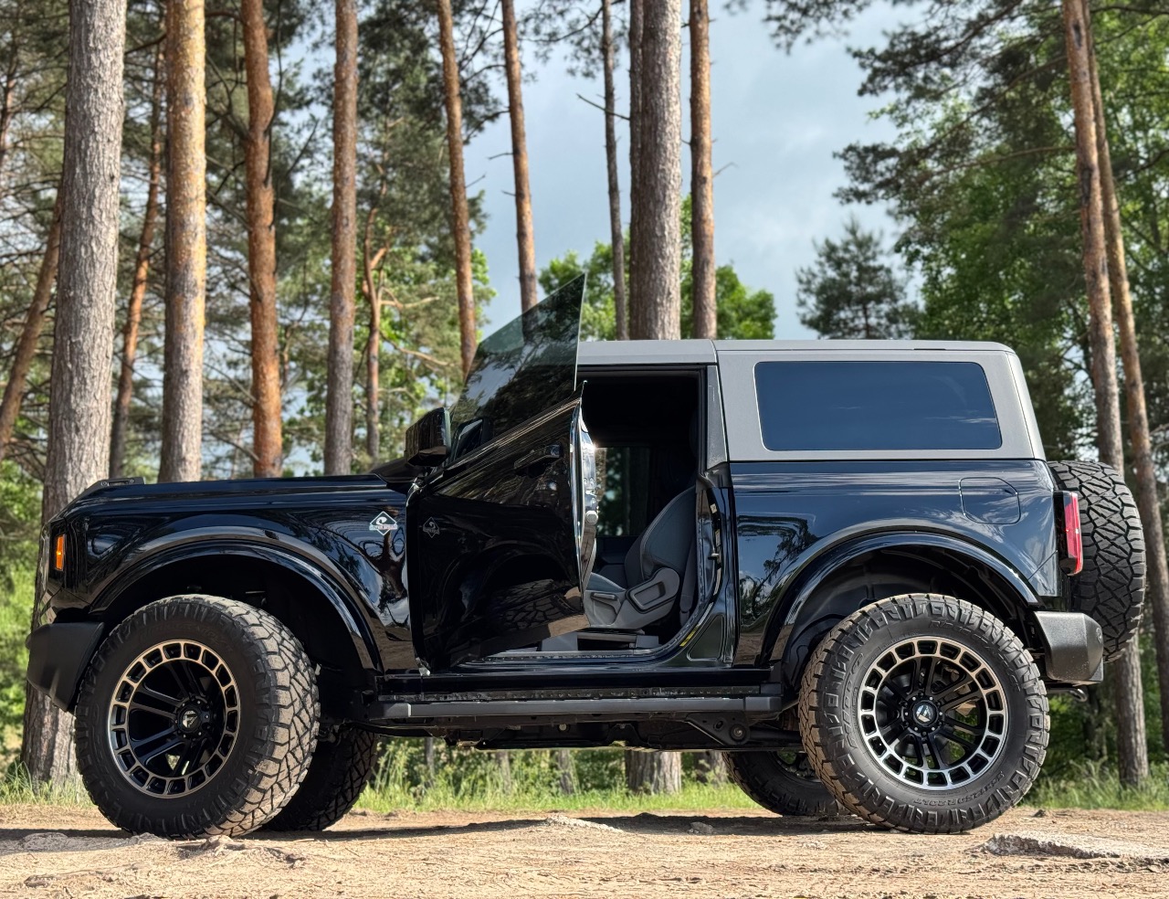 Ford Bronco - фото 1