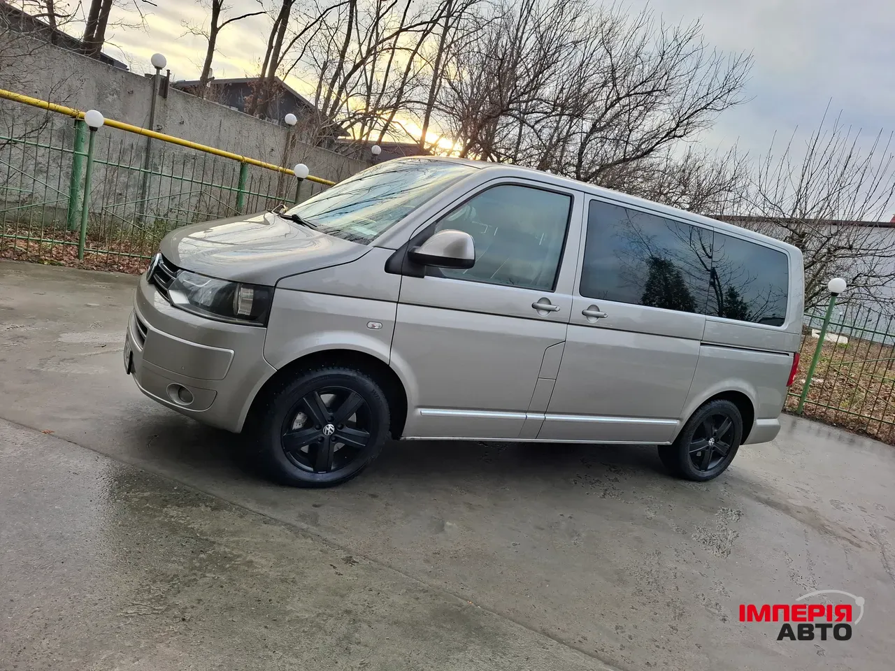 Volkswagen Multivan - фото 1