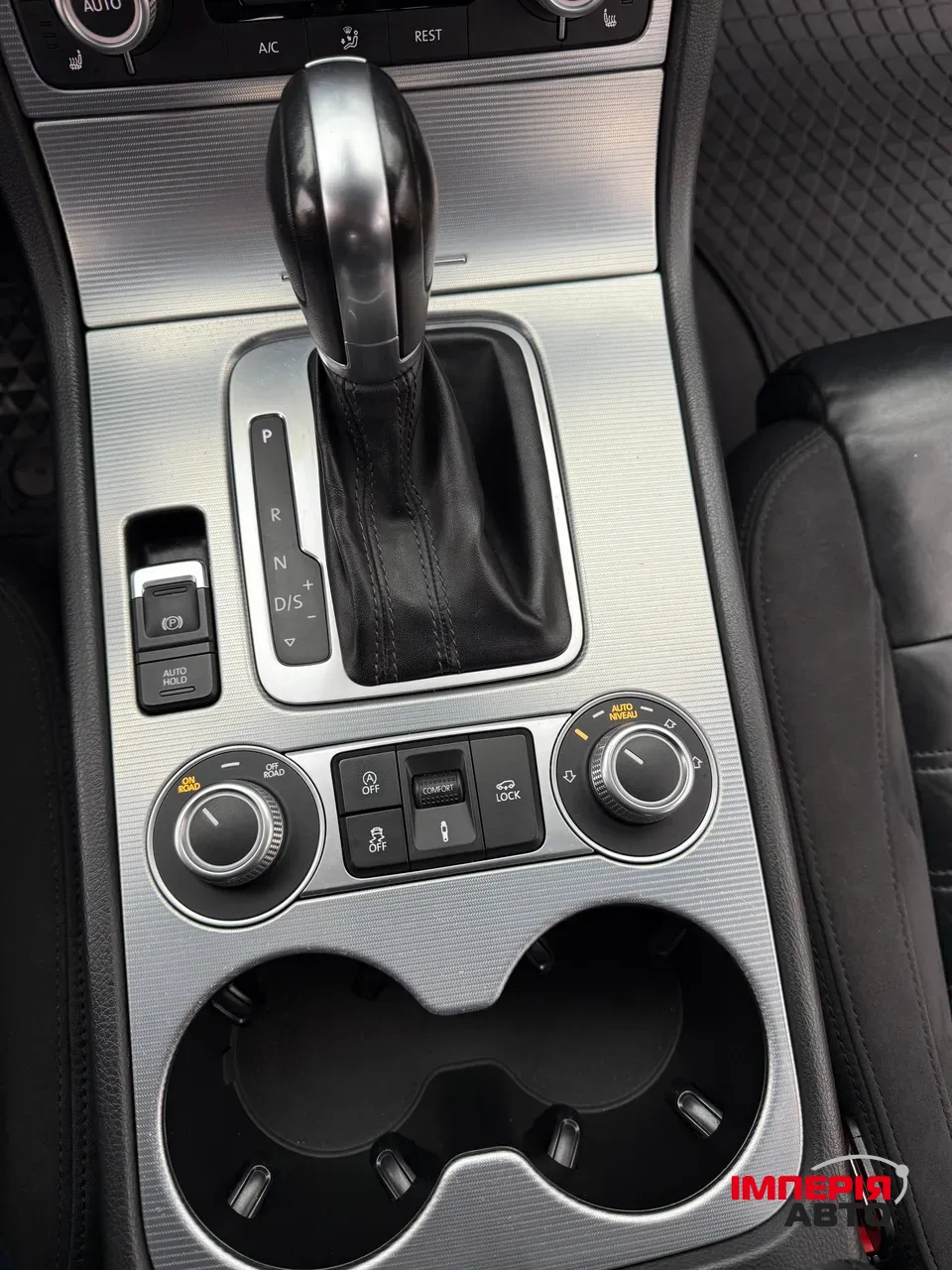 Volkswagen Touareg - фото 12