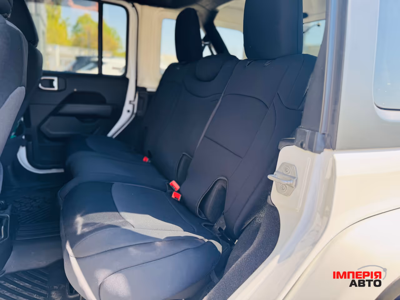Jeep Wrangler - фото 8