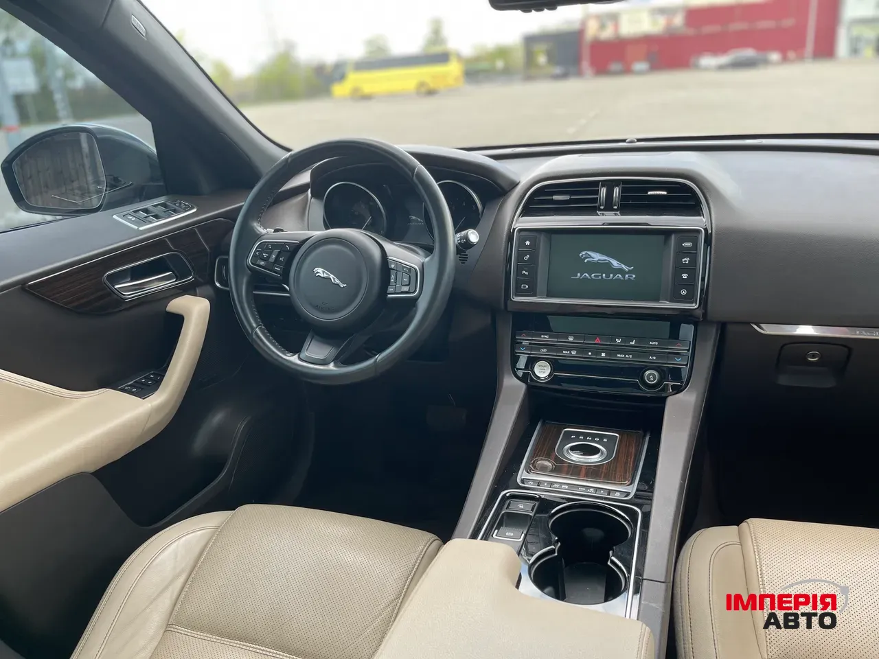 Jaguar F-Pace - фото 12