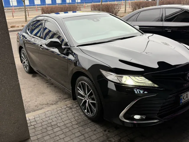 Toyota Camry - фото 1